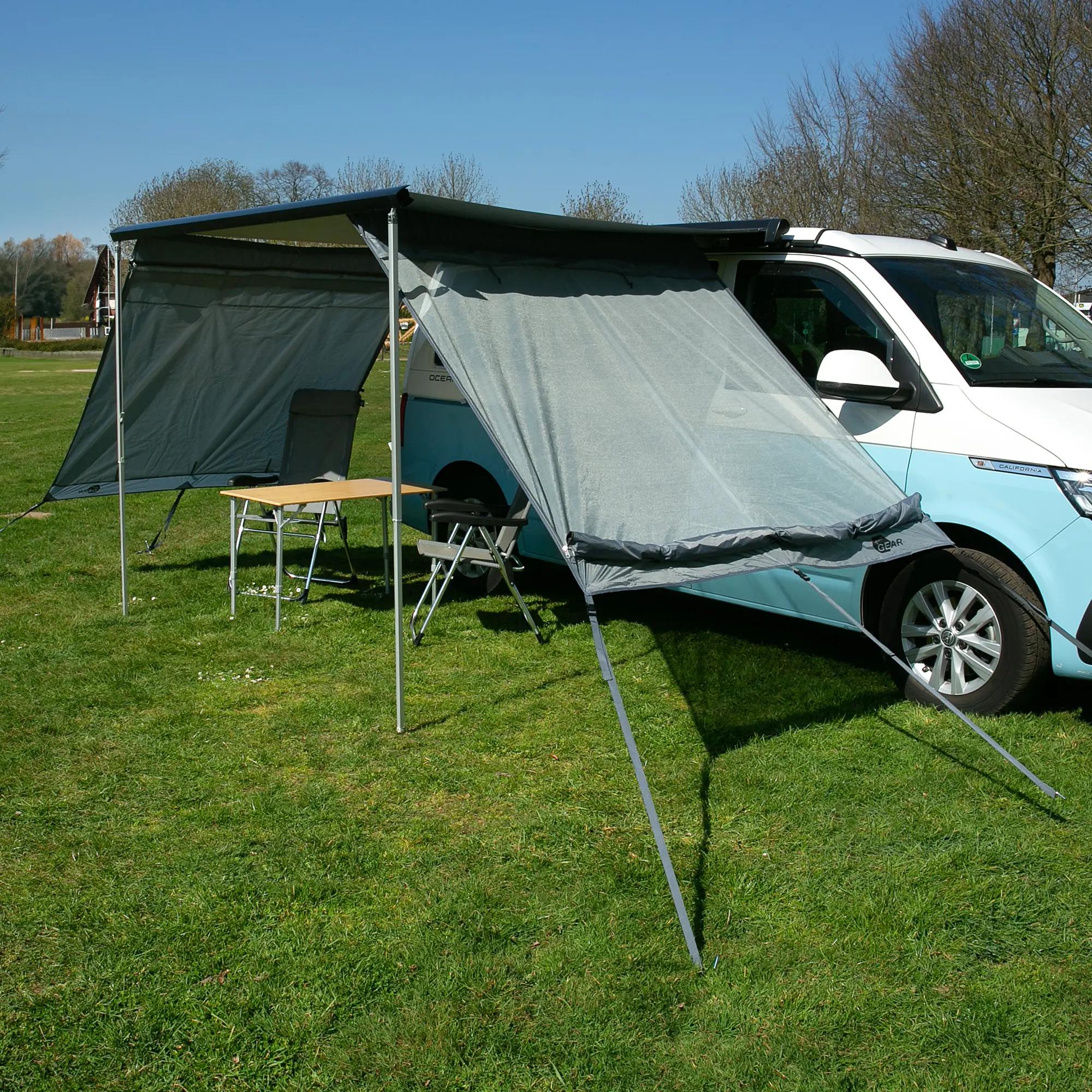 Paroi latérale your GEAR Sun + Rain Blocker montée sur un camping-car, offre protection solaire et anti-pluie, tissu double épaisseur, adaptée aux auvents de 2 m, installation sans rafter, couleur grise.