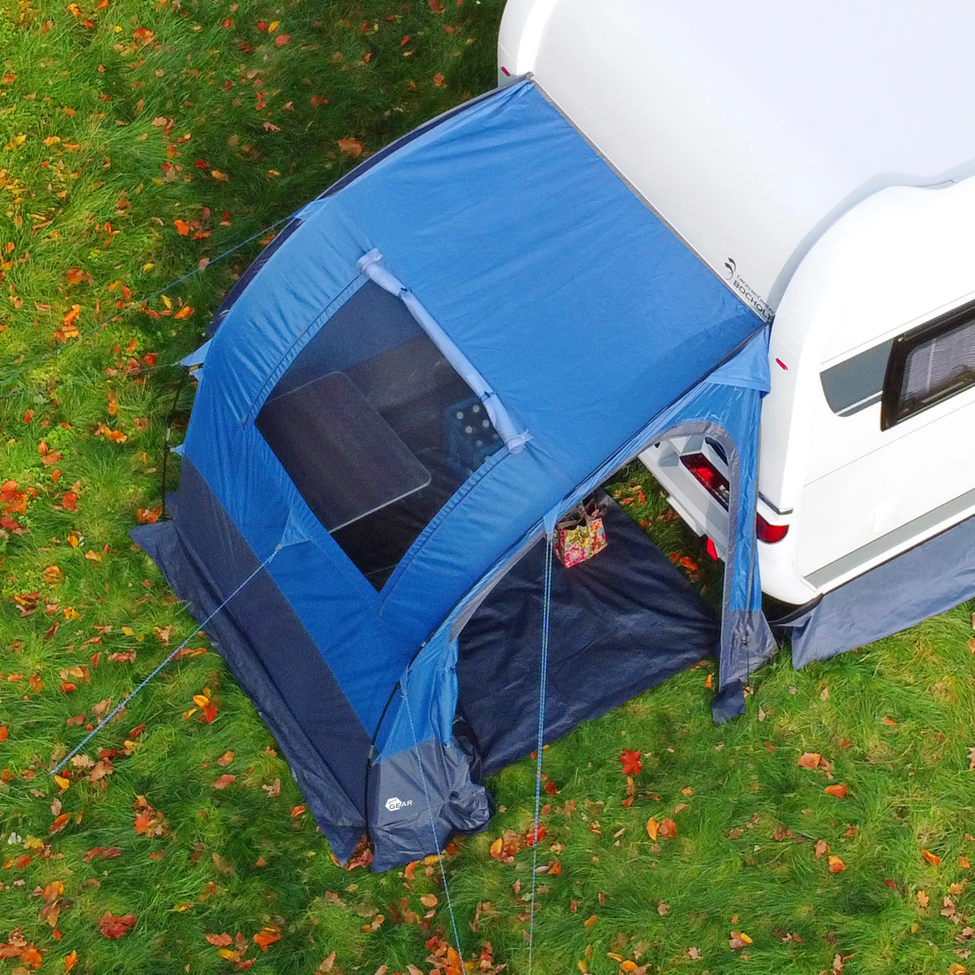 Carpa trasera azul your GEAR Venecia de 190x170 cm unida a caravana, con amplio acceso frontal, ventana grande y suelo incluido. Ideal como avancé, cocina o almacén para camping.