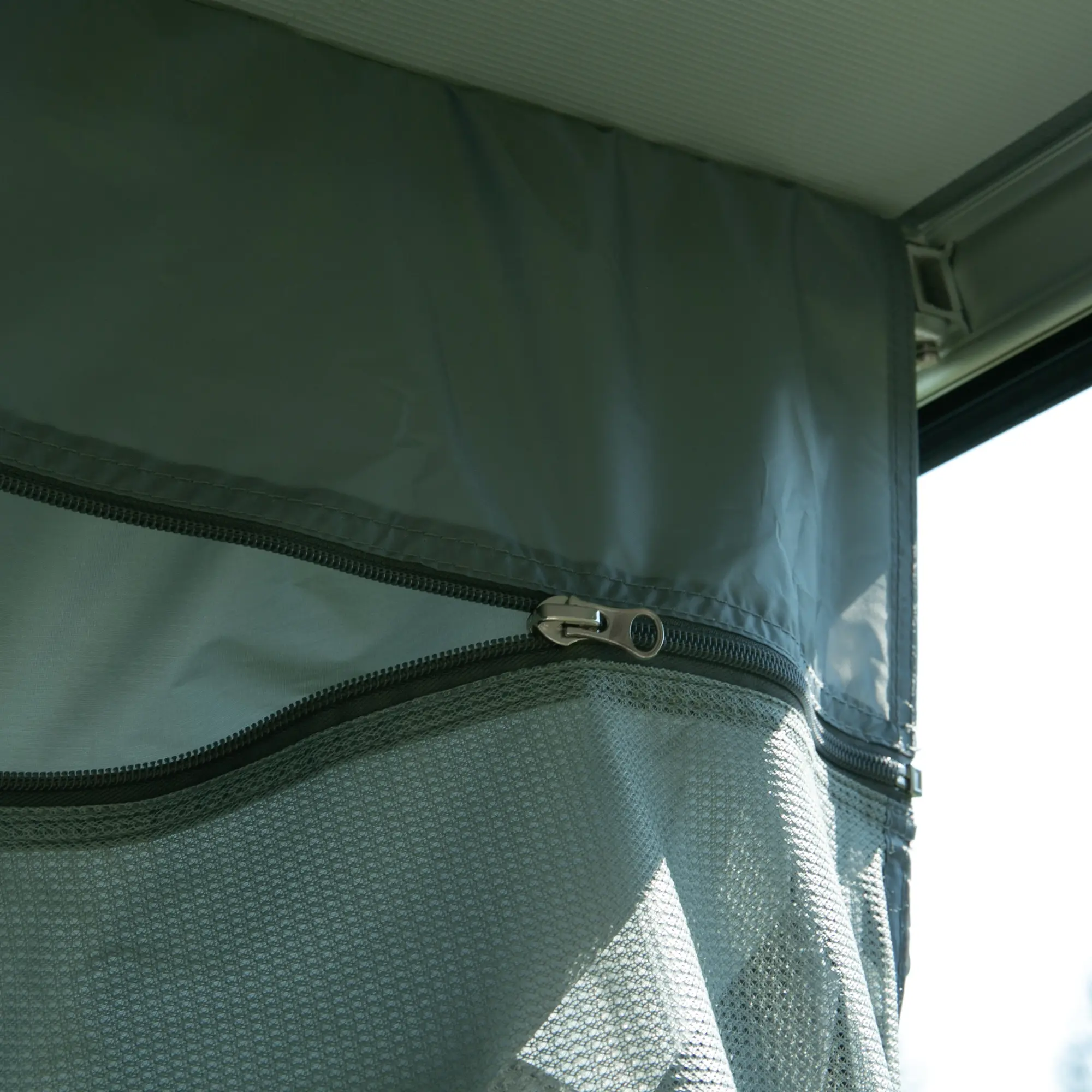 Paroi latérale your GEAR Sun + Rain Blocker pour auvent de camping-car, tissu double couche, partie supérieure opaque, partie inférieure en maille respirante, fermeture éclair visible, protection soleil et pluie.