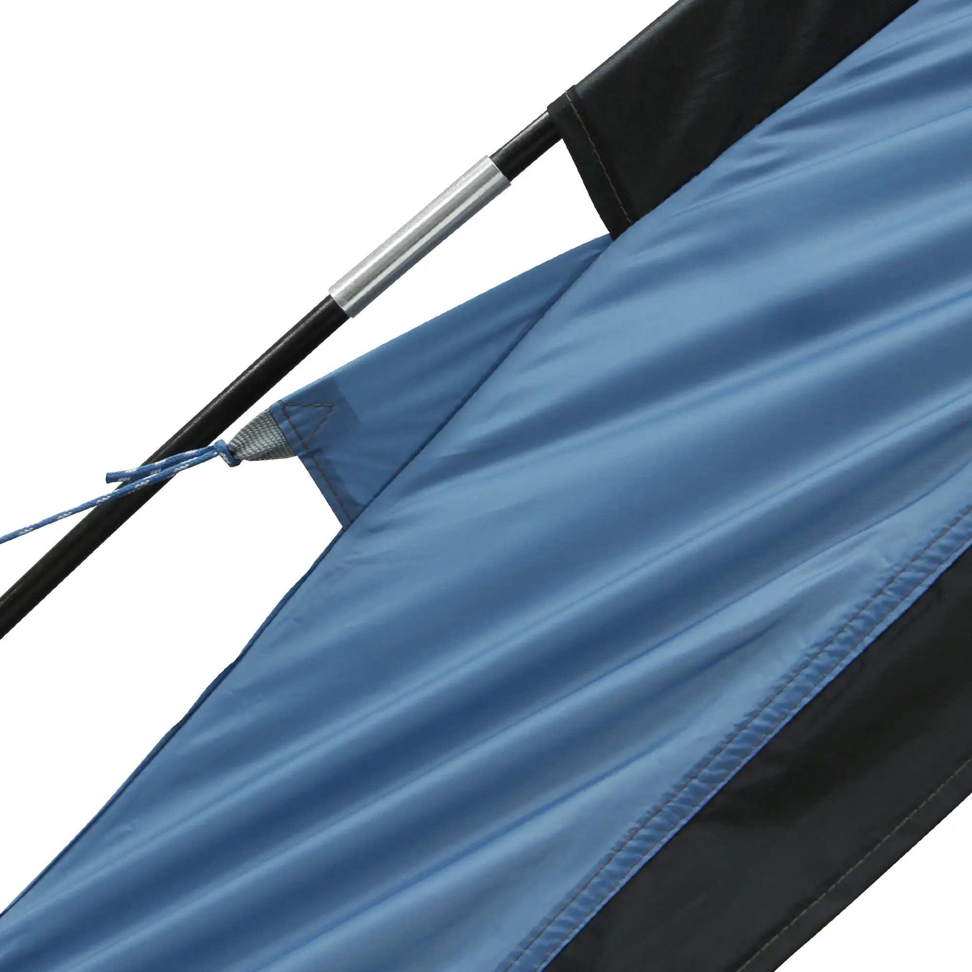 Detailansicht des your GEAR Chinook 4 Kuppelzelts in Blau-Grau, zeigt die stabile Zeltstange, Abspannleine und wetterfest vernähtes Zeltmaterial, ideal für 4 Personen und Familiencamping.