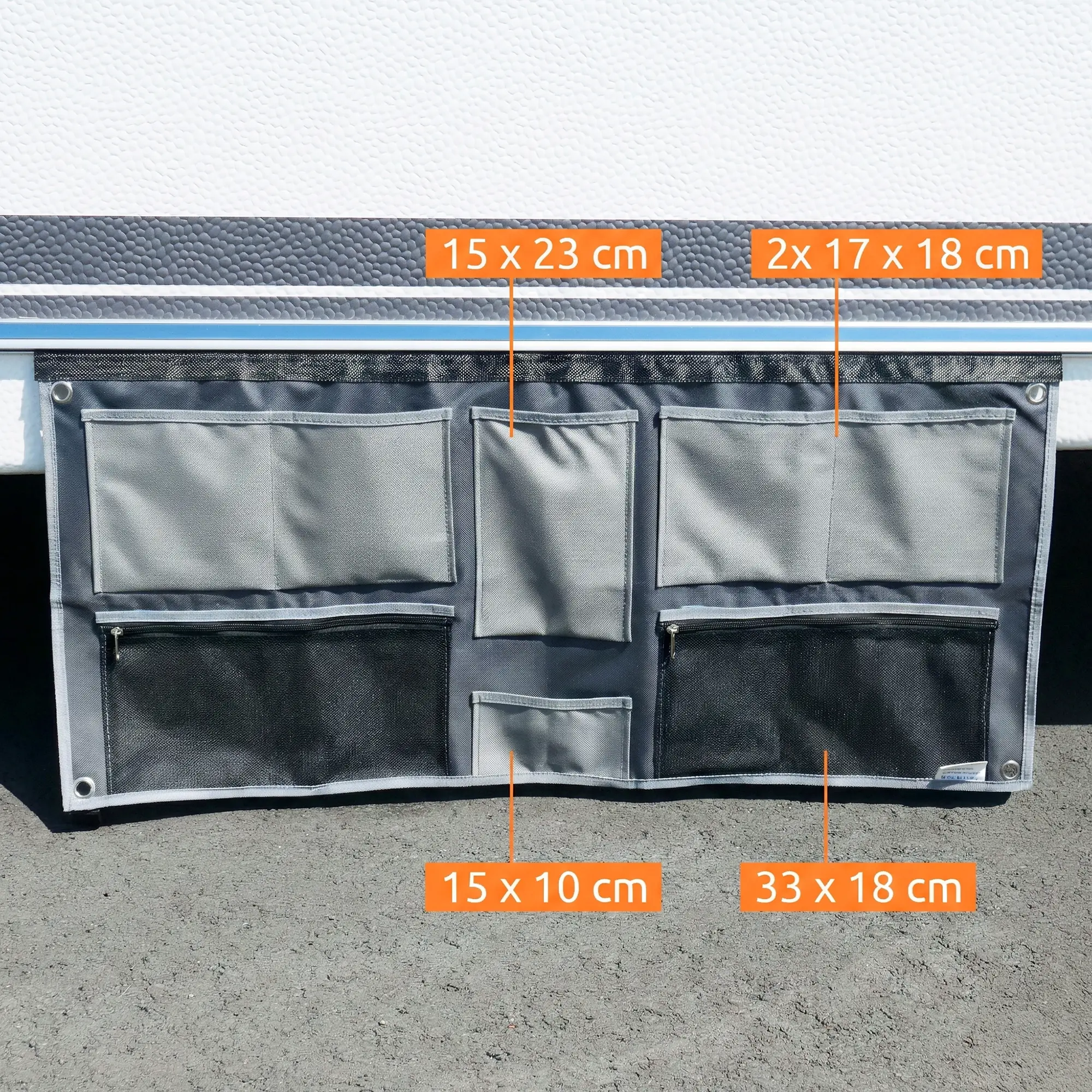 Organisateur caravane your GEAR gris à accrocher, poche centrale 15x23 cm, deux poches 17x18 cm, poche basse 33x18 cm en filet zippé, petite poche 15x10 cm, œillets et bande pour keder ou velcro, multiple compartiments de rangement.