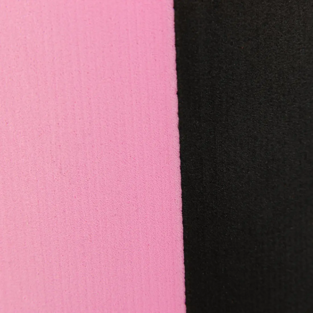 Primer plano de la superficie texturizada de la Pilatesrolle Carnegie EVA de 90x15 cm, mostrando colores rosa y negro, ideal para yoga, fitness y automasaje en entrenamiento de fascia.