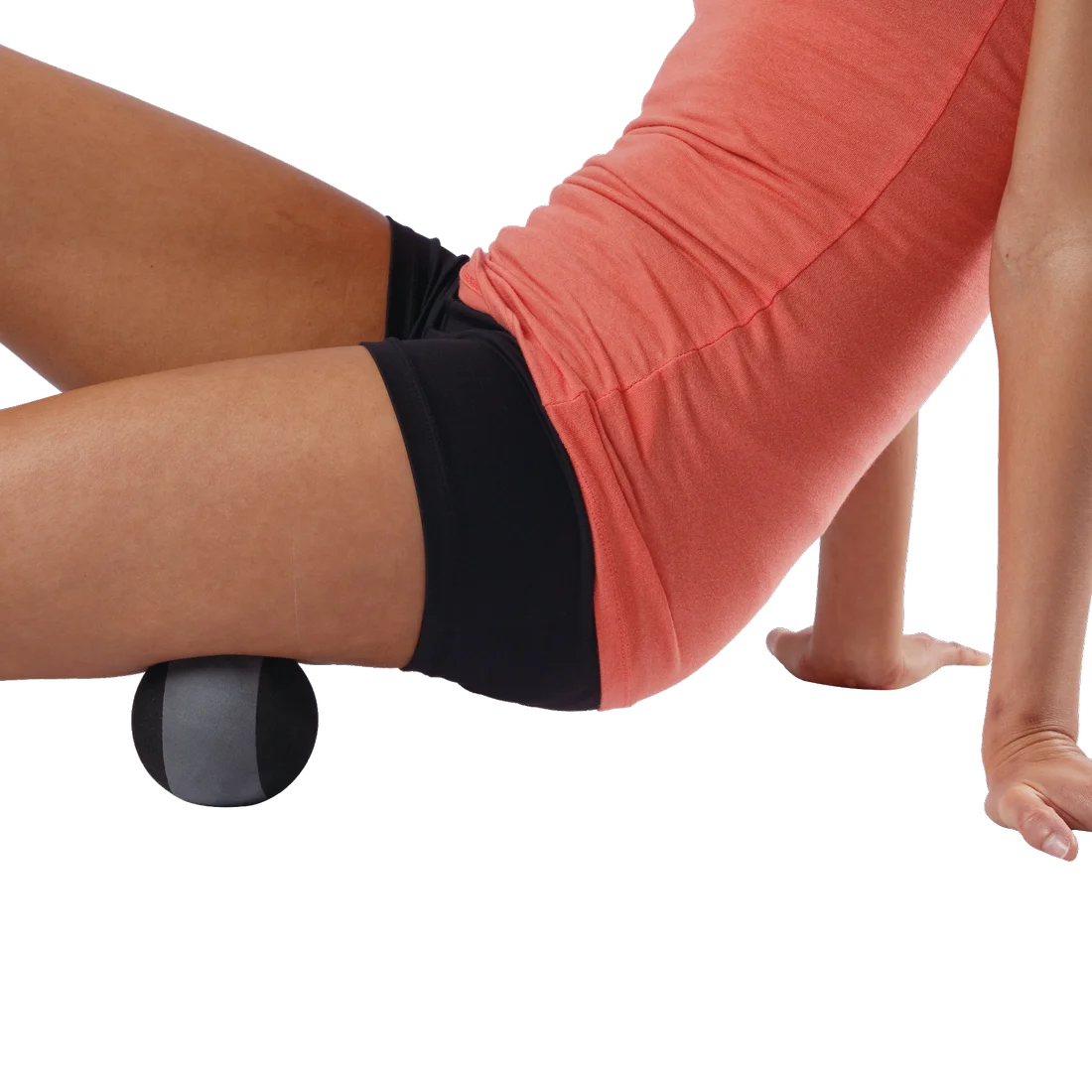 Persona usando el Spirit Massageball de 8,9 cm en la parte baja de la espalda para masaje de fascia y puntos gatillo. Pelota negra y gris, ideal para auto-masaje, alivio de tensión y recuperación muscular.
