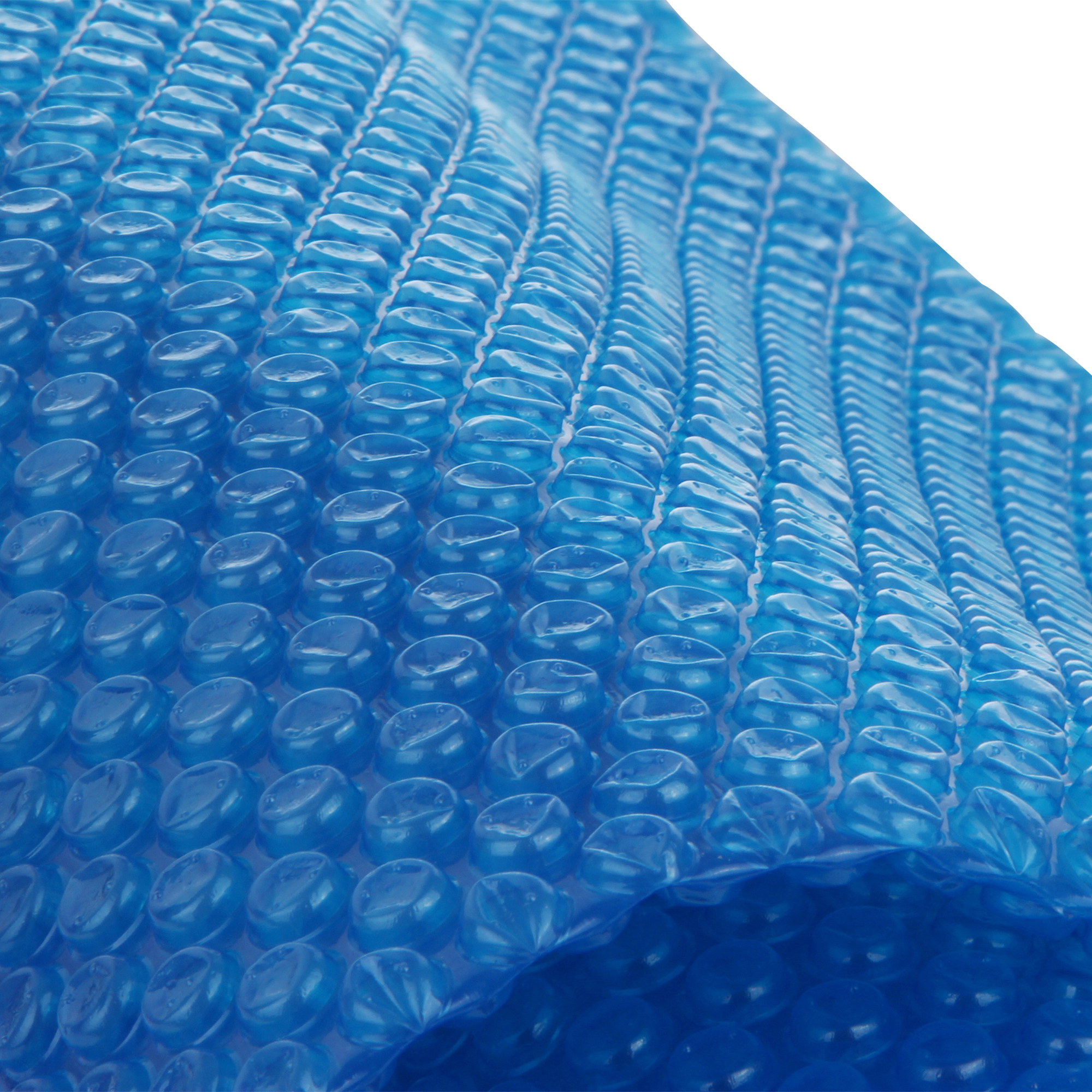 Dettaglio della copertura solare rettangolare your GEAR SC-500x800 per piscina, spessore 300 µm, in plastica blu con bolle d’aria visibili per riscaldamento e isolamento dell’acqua tramite energia solare.