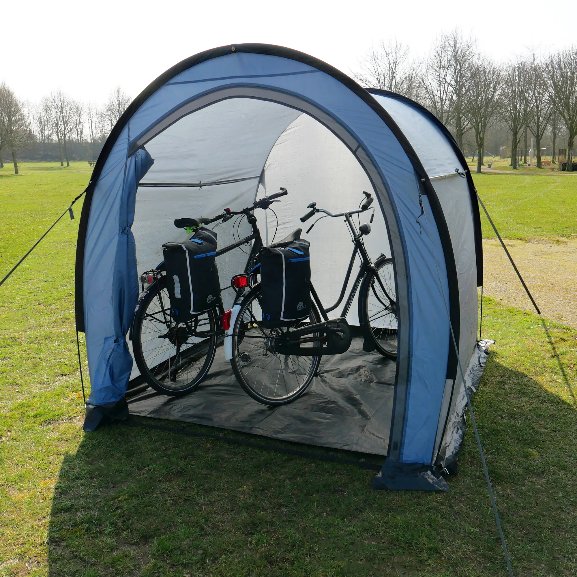 Zelt Vento von your GEAR als geräumiges Gerätezelt in Tunnelform, geöffnet, mit zwei Fahrrädern im Inneren, Bodenplane, UV 50+ Schutz, ideal als Fahrradgarage oder Lagerzelt im Freien.