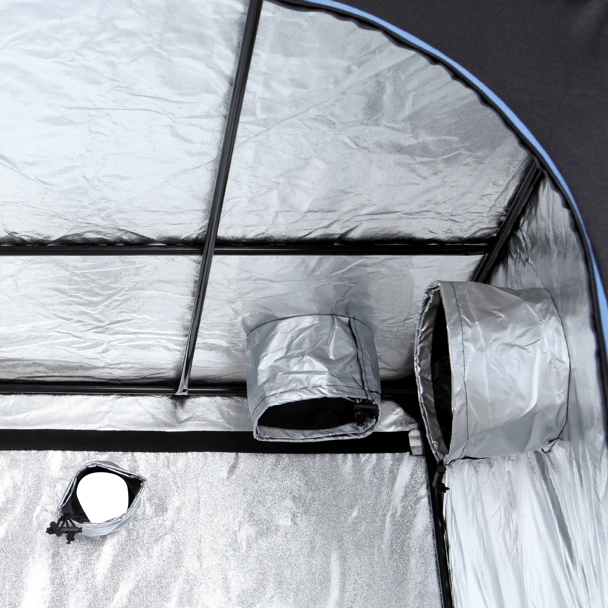 Innenansicht des yourGEAR Growzelts Plantsville, zeigt reflektierende Silberfolie, stabile Metallstreben und drei runde Lüftungsöffnungen für optimale Belüftung und Lichtreflexion im Indoor Zuchtzelt.