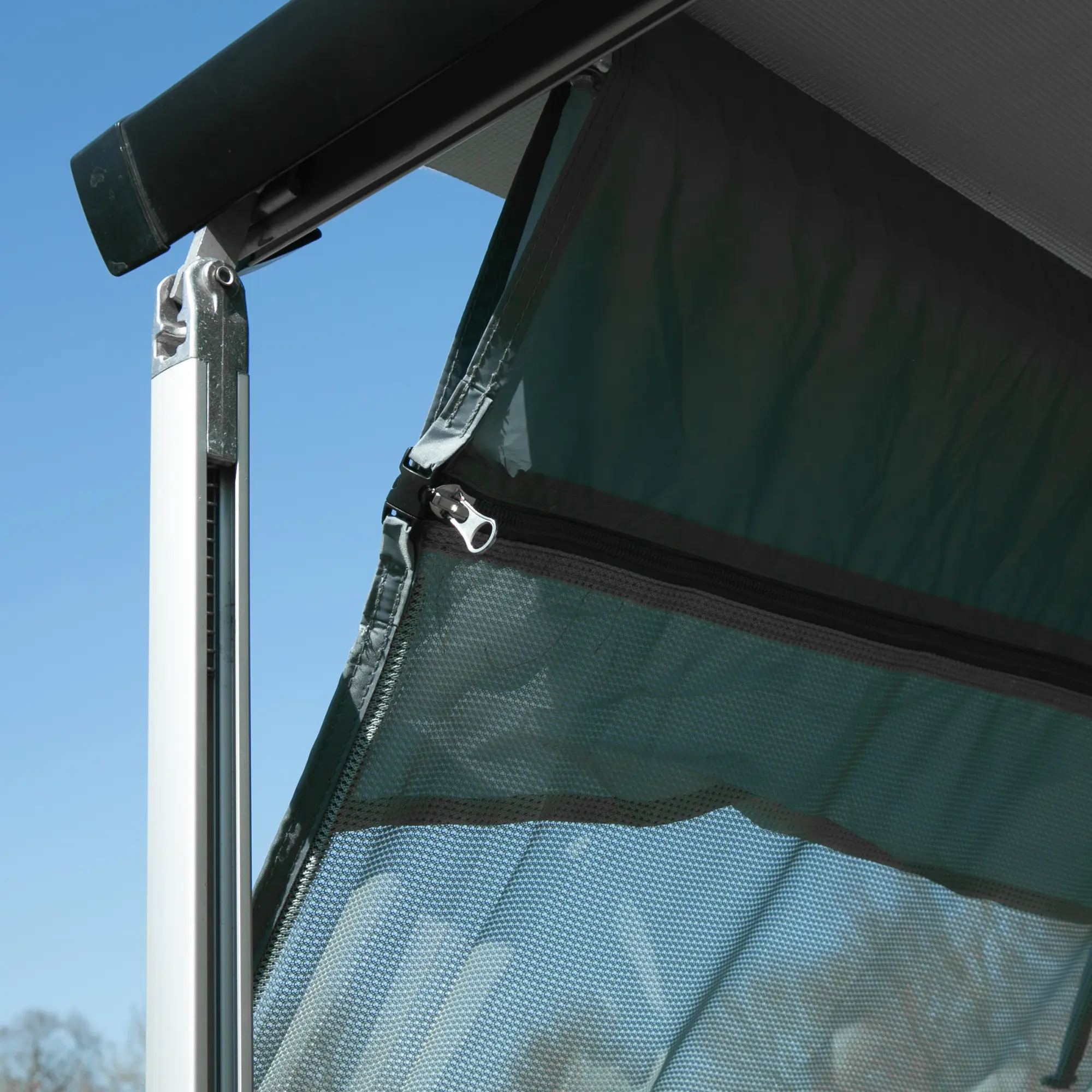 Paroi latérale your GEAR Sun + Rain Blocker pour auvent de camping-car, tissu double couche avec protection solaire et pluie, fixation directe sur bras, compatible Thule/Fiamma/Dometic, vue détail fermeture éclair.