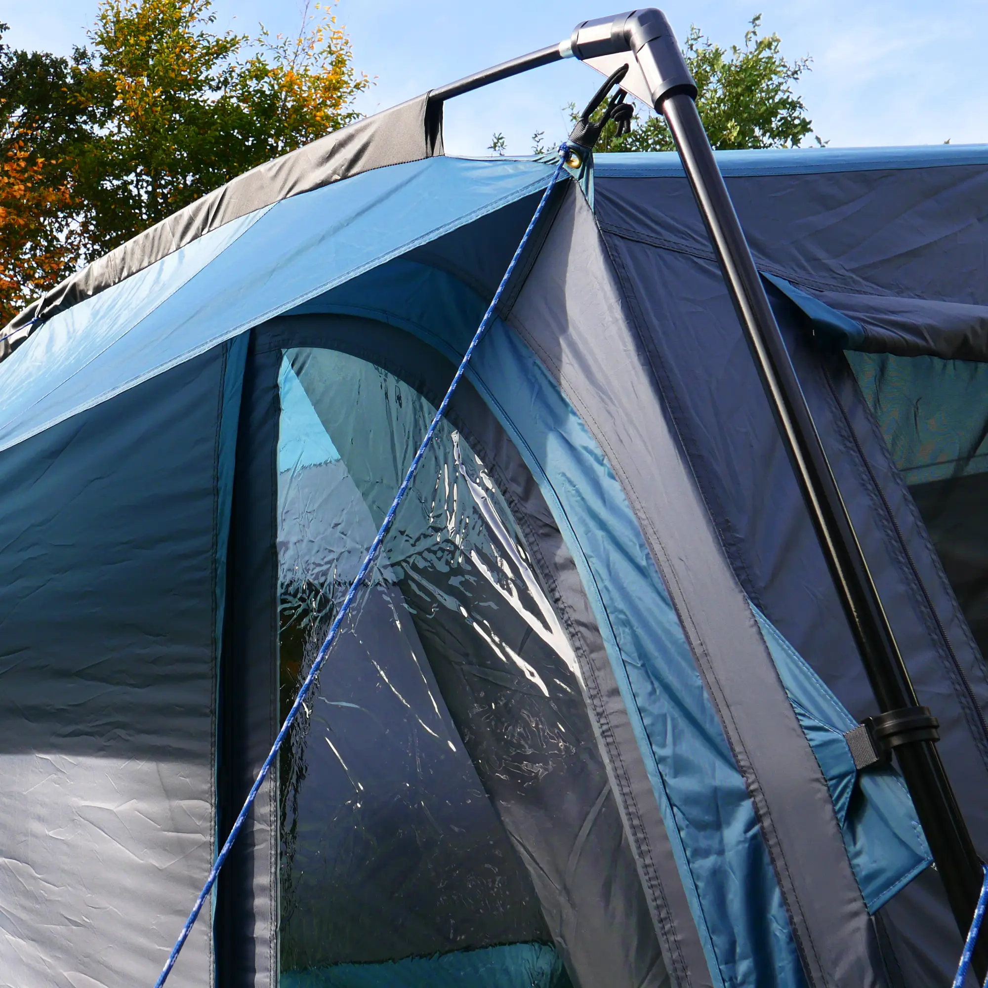Detailaufnahme des your GEAR Wohnwagenvorzelt Malibu 350 mit Metall-Fiberglas-Gestänge, steiler Seitenwand, einem großen Fenster mit transparenter Folie und blauer Abspannung, ideal für Caravan und Camping.