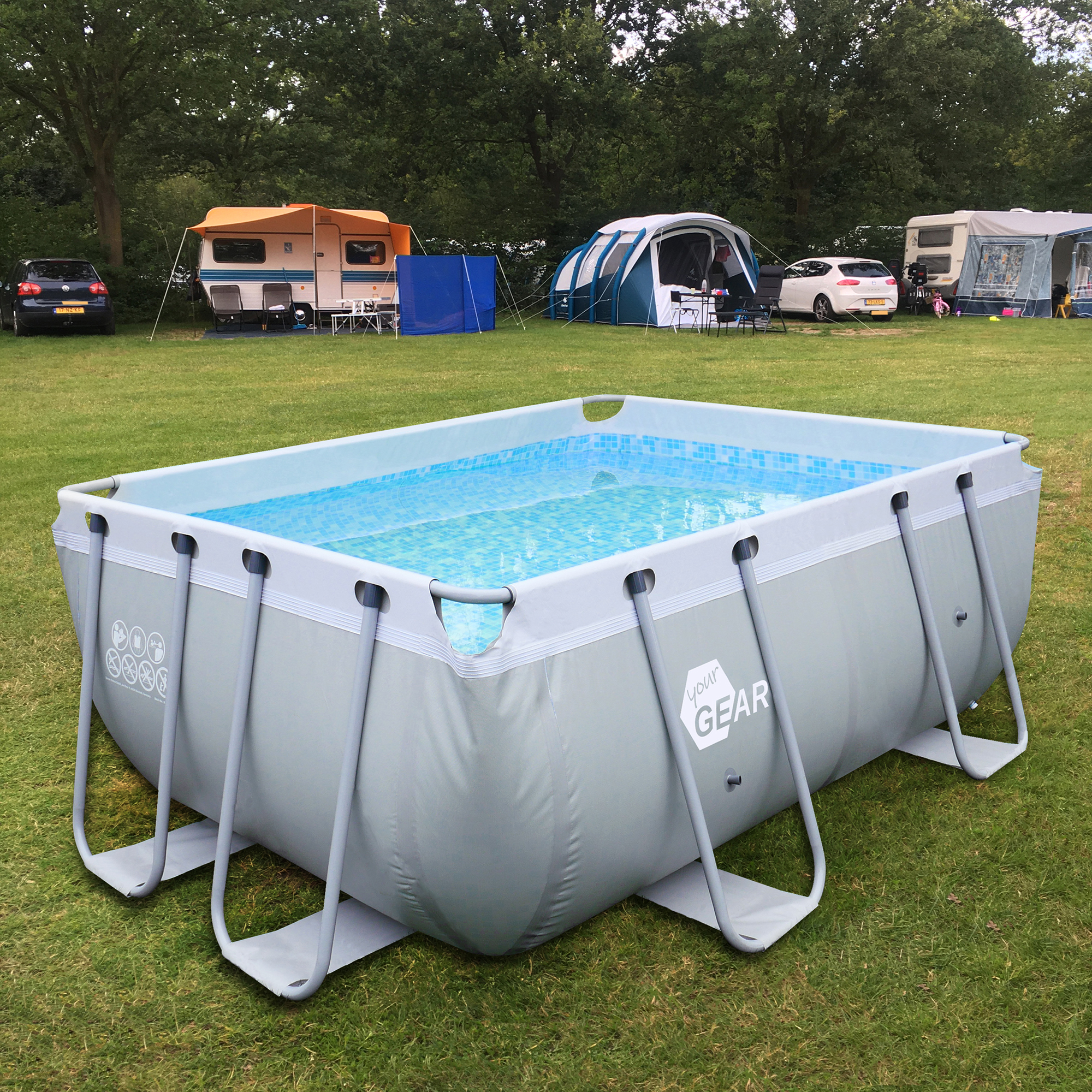 Piscina your GEAR rettangolare 3x2x1m con struttura in acciaio, liner in vinile grigio chiaro con interno a mosaico bianco, montata su prato. Ideale per famiglie, adatta a giardini e terrazze.