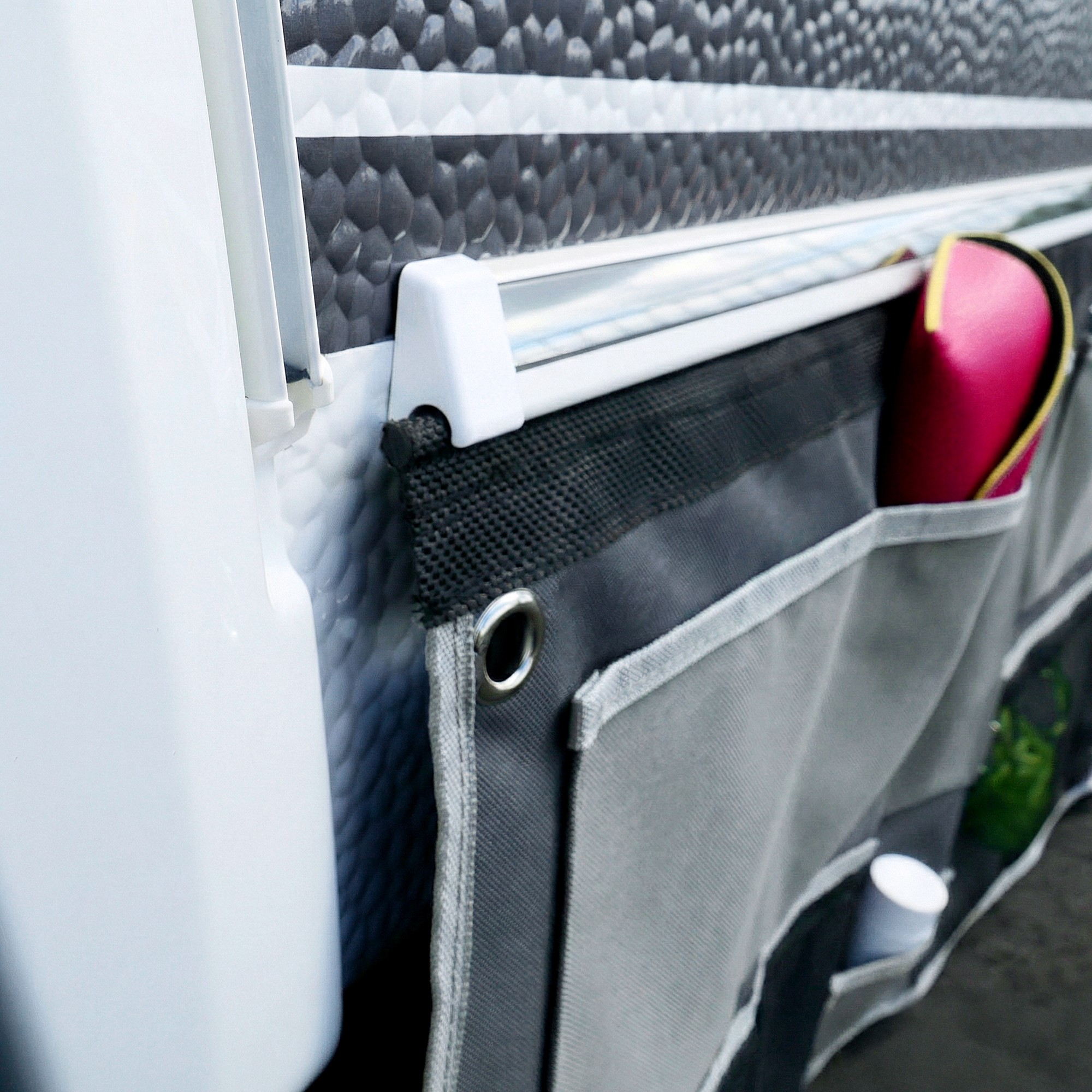 Organiseur your GEAR Caravan gris à poches multiples suspendu par keder 7 mm et œillets métalliques, tissu résistant, poche avant contenant lunettes roses, adapté pour caravane, camping-car ou auvent.