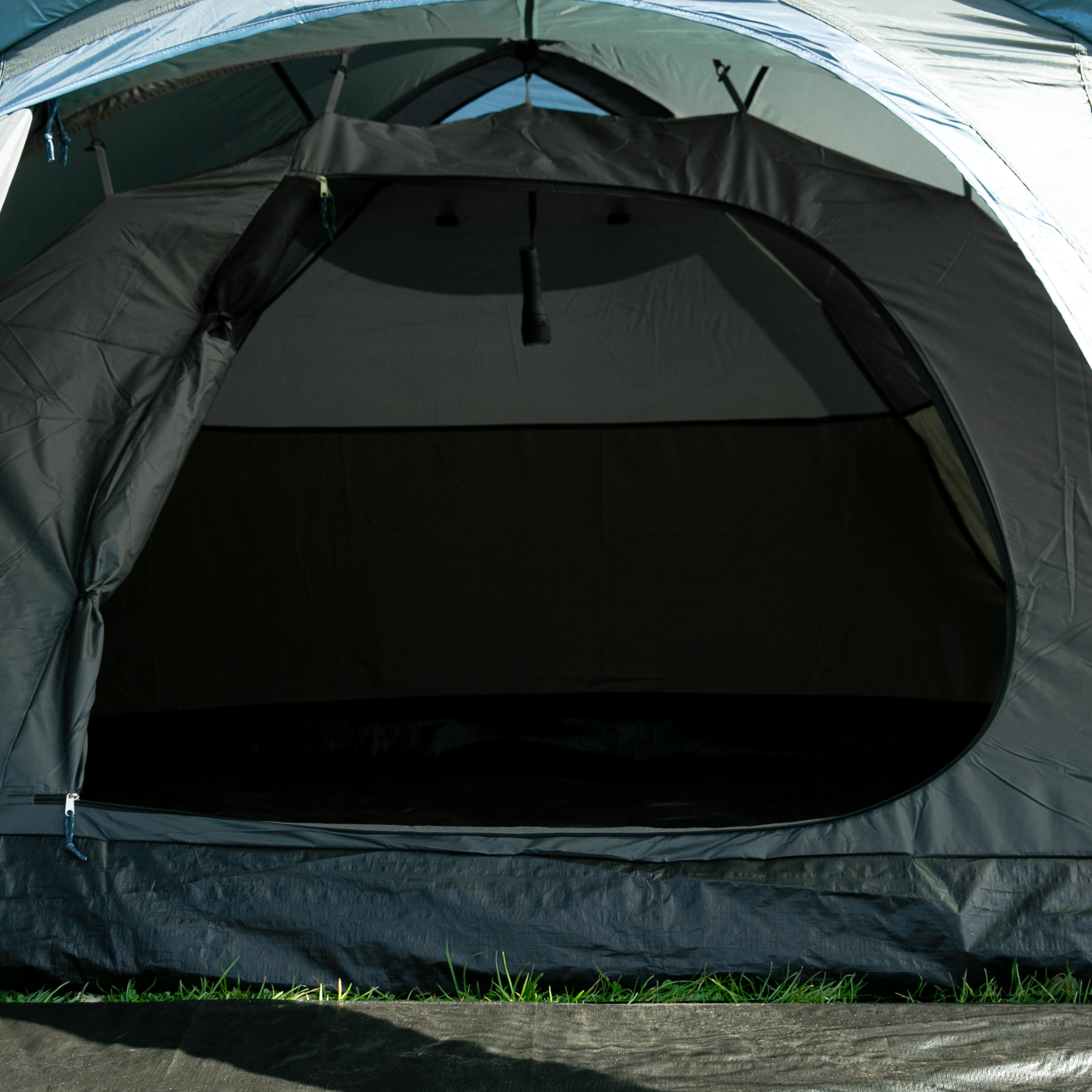 Tienda de campaña your GEAR Monza para 4 personas, diseño tipo cúpula, doble pared, entrada amplia, ventanas transparentes y suelo integrado, ideal para camping, protección UV50+ y resistencia al agua 3000 mm.