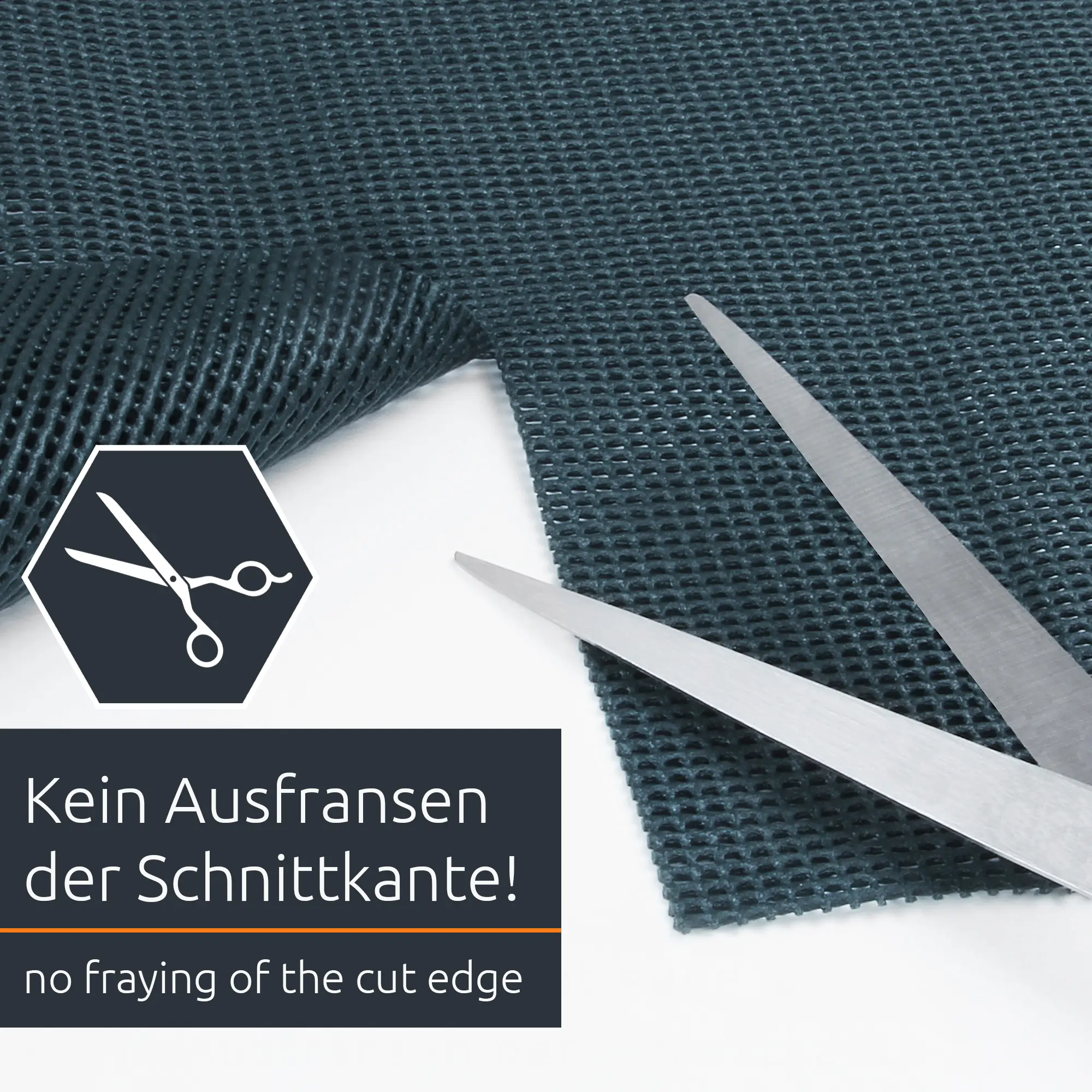 Alfombra de exterior your GEAR 250 x 400 cm, tejido de malla gruesa azul oscuro, resistente, con borde cortado sin deshilacharse, ideal para tienda o caravana, tijeras mostrando facilidad de corte.