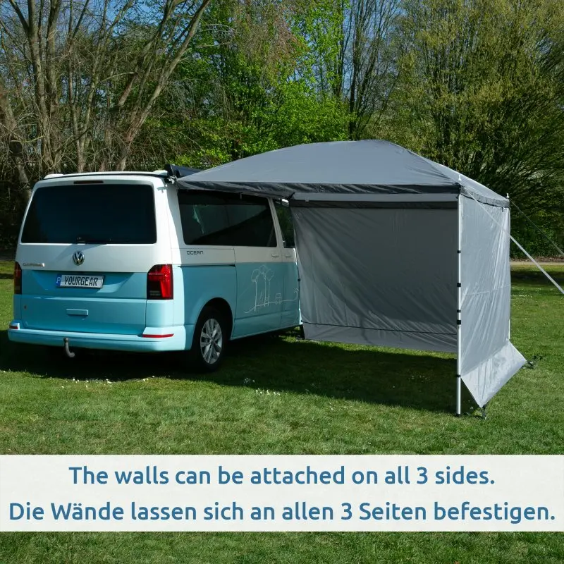Auvent your GEAR Parasol de 260x260 cm fixé à un van, avec deux parois latérales montées et structure en aluminium, offrant une grande zone d'ombre et de protection pour camping-car ou fourgon aménagé.