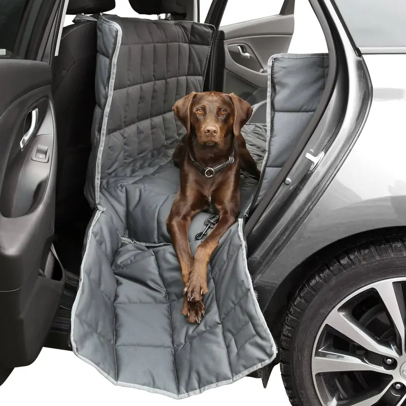your GEAR Rapallo dog car seat cover on a backseat, robust quilted gray fabric, wannenförmig shape with high sides, two side openings for easy entry, large dog lying comfortably, protects seat from dirt.