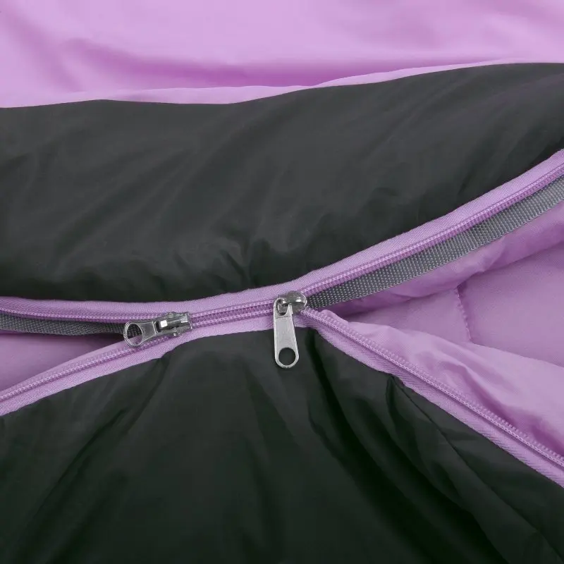 Gros plan sur la fermeture éclair du sac de couchage yourGEAR Horse pour enfant, couleurs rose et gris, tissu doux et épais, coutures visibles, conçu pour offrir chaleur et confort en été.