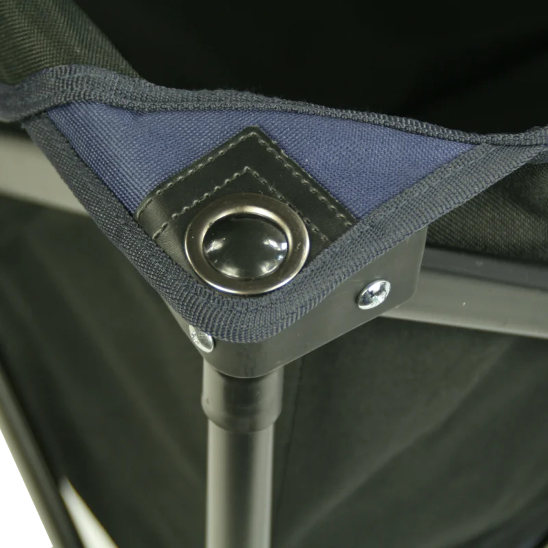 Détail du coin du châssis du Bollerwagen pliable 10T Foldy Trolley XL, montrant la structure en métal robuste, la toile résistante bleue et noire et les finitions renforcées pour une utilisation extérieure.