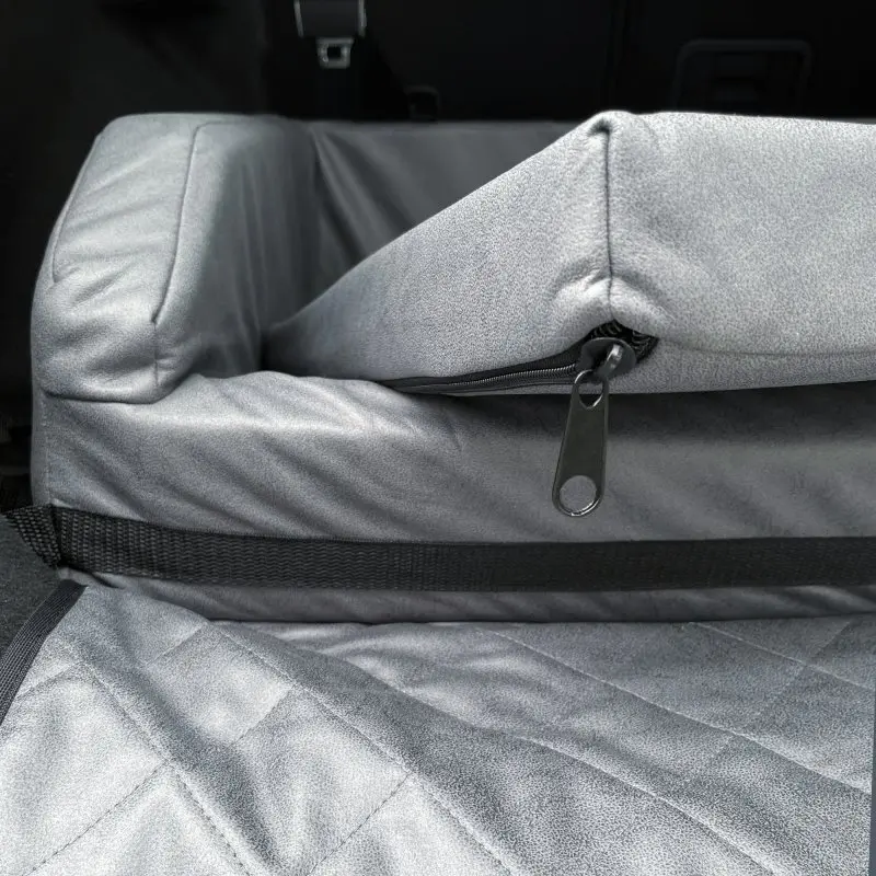 Graues your GEAR Hundebett Termoli 100 x 70 cm im Kofferraum, mit gepolsterten Seitenwänden, Reißverschluss, abgenähter Schutzmatte und Gurtband zur Befestigung, ideal für Hunde im Auto.