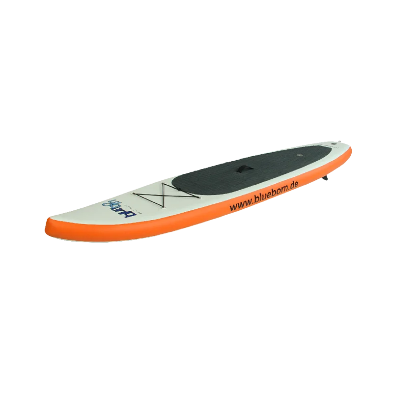 Planche de stand up paddle gonflable avec contour orange, surface antidérapante noire et élastiques à l’avant, vue de côté sur fond blanc.