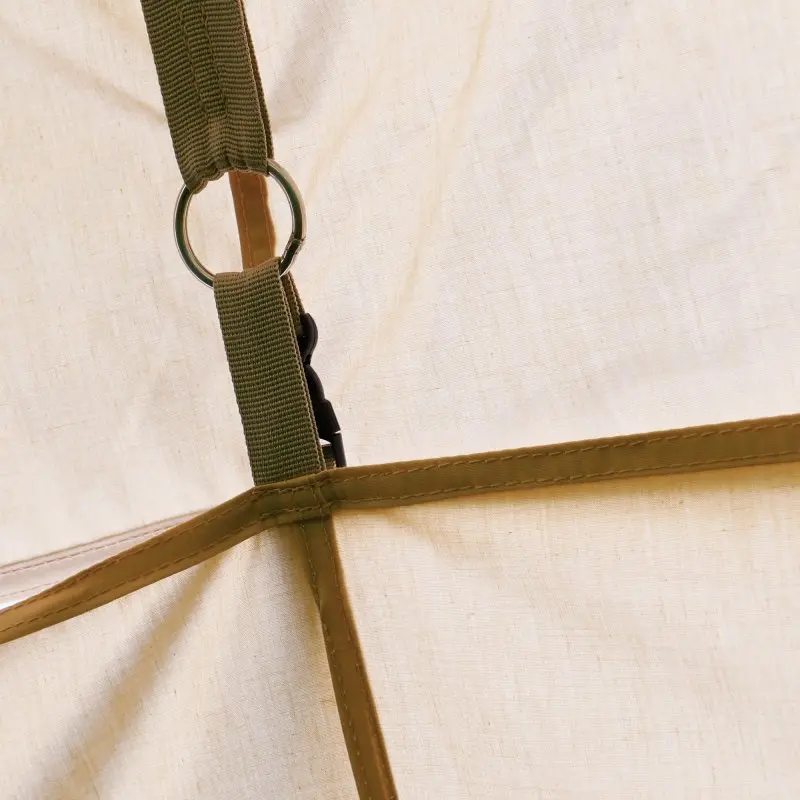 Détail du your GEAR Sonora Sternzelt : tissu beige en mélange de coton, coutures renforcées, sangle verte solide avec anneau métallique pour une fixation stable du pavillon de 10 m de diamètre.