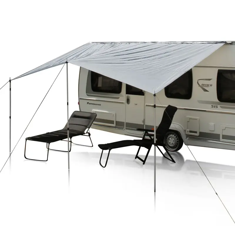 Tarp de caravane your GEAR 4,5 x 2,4 m gris, installé avec 3 mâts en aluminium. Protège du soleil et de la pluie, fixé à un camping-car, avec deux chaises longues dessous.