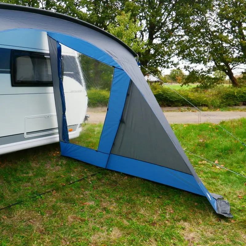 Wohnwagen Sonnendach your GEAR Sharki 330 mit Alugestänge, blau-grau, seitlich am Caravan montiert, mit zwei großen transparenten Seitenfenstern, ideal als Vorzelt für Camping und Kurzurlaube.