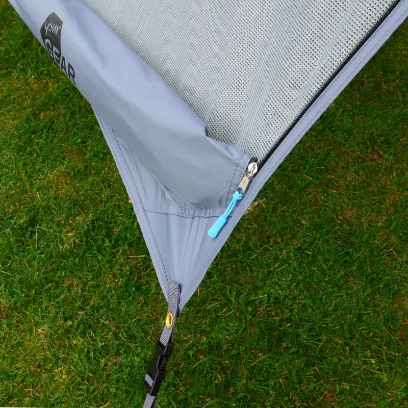 Vorderwand für Markise your GEAR Sun + Rain Blocker, 3,7 x 2 m, grau, doppelwandig mit Reißverschluss, robustem Gewebe und Befestigungsgurt, schützt vor Sonne, Wind und Regen, auf grünem Rasen liegend.