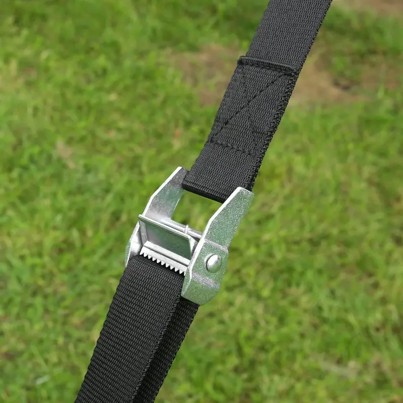 Schwarzes Sturmband der your GEAR Markisen-Sturmsicherung mit robuster Metallschnalle zur sicheren Befestigung und Abspannung von Markisen, ideal für den Einsatz beim Camping und Caravaning.