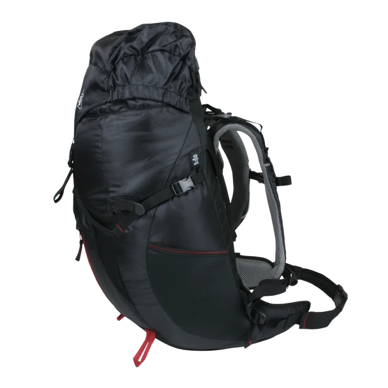 Mochila 10T Towa de 30L negra, diseño ergonómico con correas acolchadas, sistema de ventilación trasera, bolsillos laterales y frontal, hebillas ajustables, ideal para senderismo, incluye funda para lluvia y soporte para hidratación.