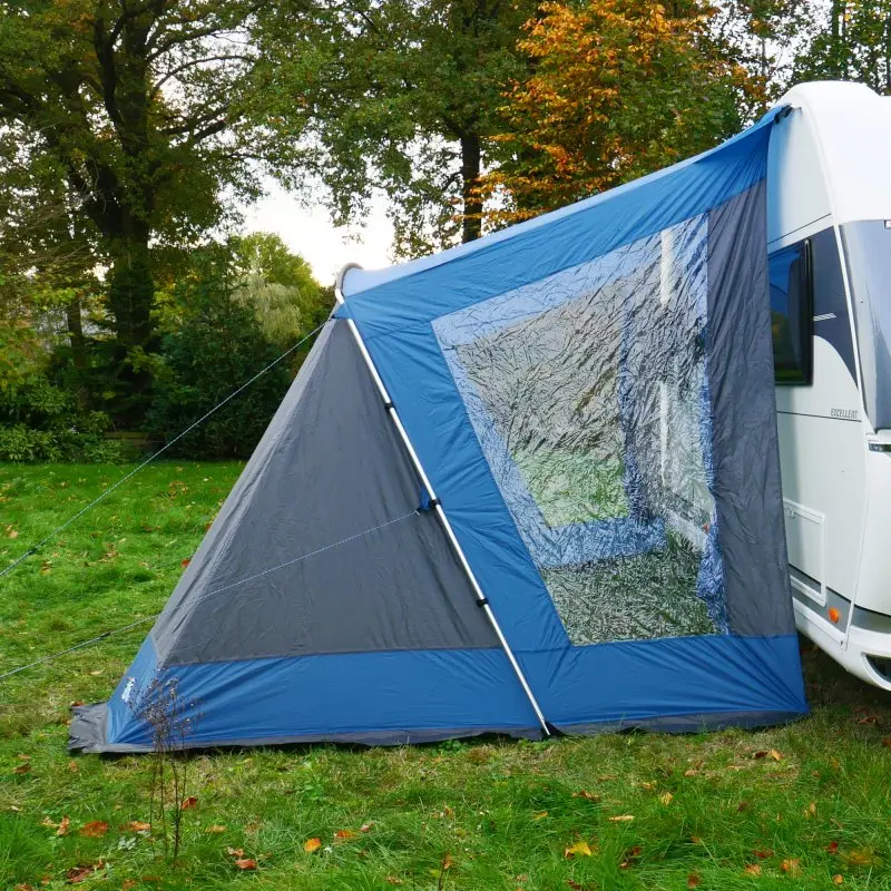 your GEAR Sharki 330 Wohnwagen Sonnendach, blau-grau, mit Alugestänge und zwei großen transparenten Seitenfenstern, am Wohnwagen montiert, ideal als Vorzelt für Camping und Kurzurlaube.