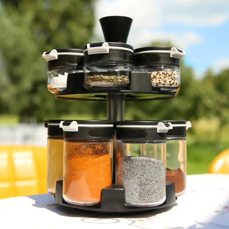 your GEAR Double-Flip spice rack with 12 glass jars (6 x 85 ml, 6 x 200 ml), black lids with white flip closures, organized on a rotating carousel, ideal for kitchen spice storage and easy access.