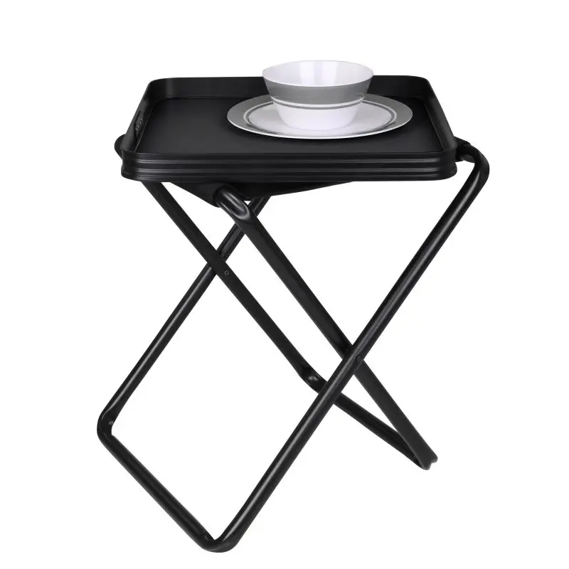 Sgabello pieghevole yourGEAR Tavolino3D in alluminio nero con seduta in 3D Mesh e tavoletta removibile usata come vassoio, mostrato con piatto e ciotola sopra, ideale per campeggio e outdoor.