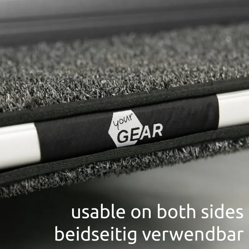 Fußmatte your GEAR Mantua 52,5 x 20 cm für Wohnmobil-Trittstufen, beidseitig verwendbar, graue Oberfläche, robust, waschbar, mit your GEAR Logo und Hinweis auf beidseitige Nutzung.