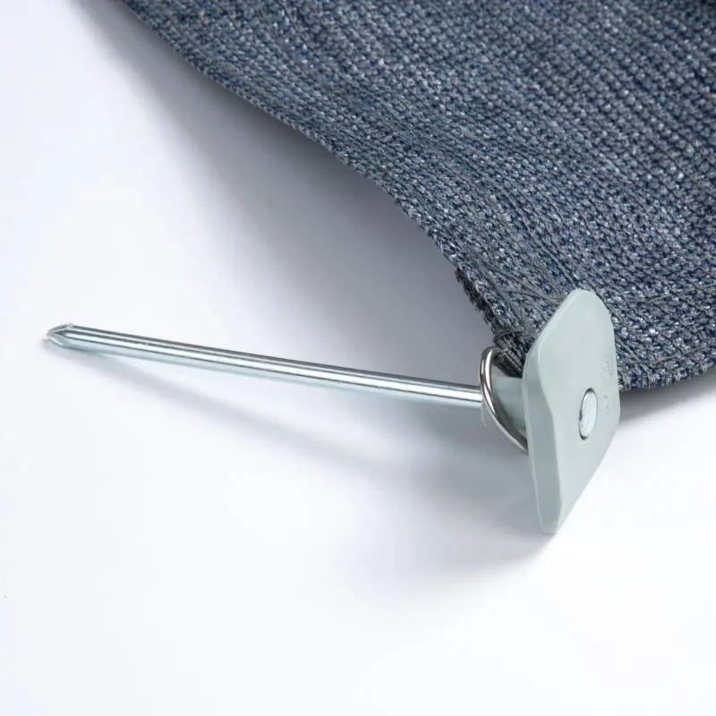 Hering your GEAR Safety Peg en acier avec tête plate en ABS gris 50x40 mm, fixé à un tapis de sol, conçu pour la fixation sécurisée de tapis de tente et sol de camping, protection contre les chutes.