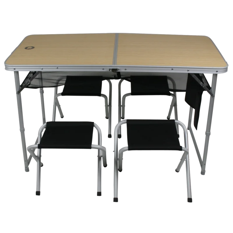 Table de camping pliable 10T pour 4 personnes avec plateau effet bois clair et structure aluminium, livré avec quatre tabourets noirs assortis, idéal pour pique-nique ou vacances en plein air.