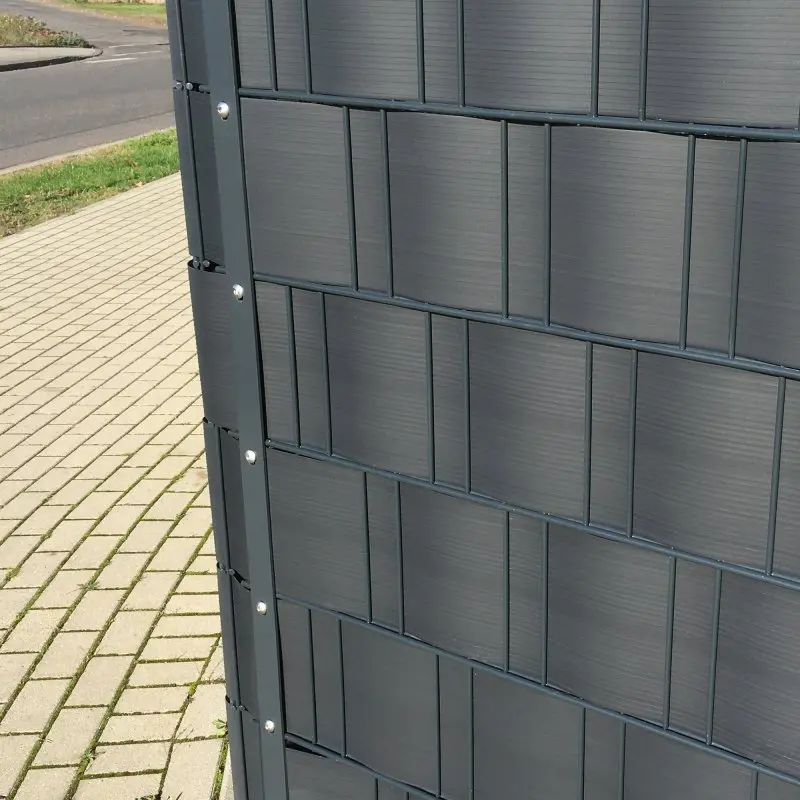 Lames occultantes yourGEAR en PVC rigide gris, dimensions 252x19 cm, installées sur un panneau de clôture à double fil, offrant une protection visuelle moderne et robuste pour jardin et terrain.