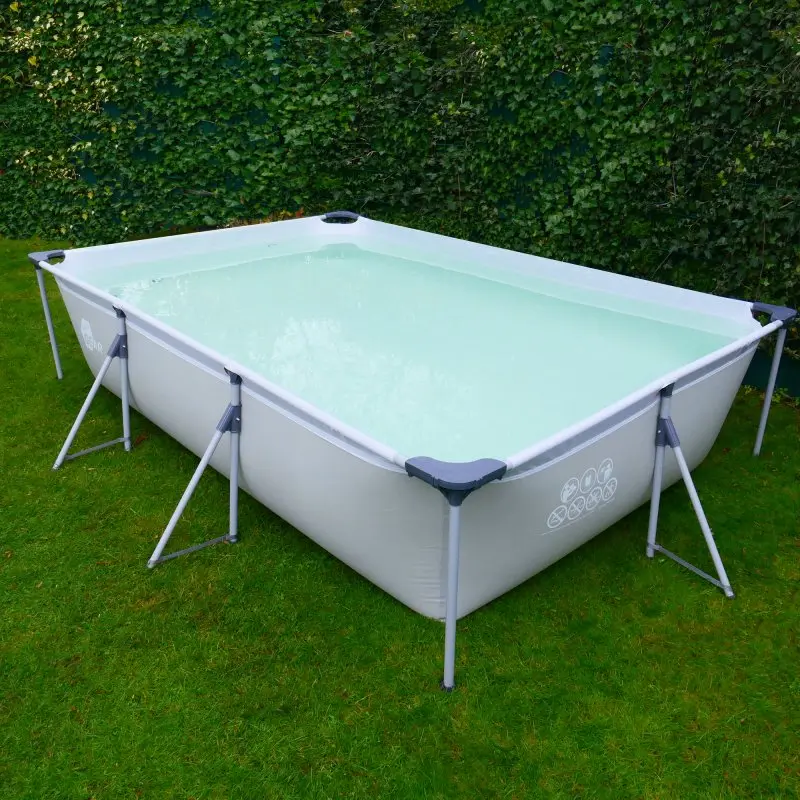Piscine rectangulaire yourGEAR 3x2x0,7m avec cadre en acier, toile en vinyle renforcé, couleur blanche, installée sur pelouse. Idéale pour familles, enfants et adultes, avec raccords pour pompe et vidange.