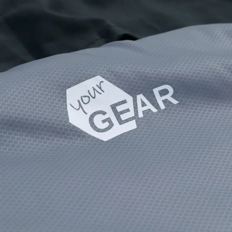 Detailansicht des yourGEAR Schlafsacks Ostria Duo in Blau-Grau mit Wabenmuster und weißem yourGEAR-Logo auf dem Obermaterial, geeignet für zwei Personen, leicht und kompakt verstaubar.