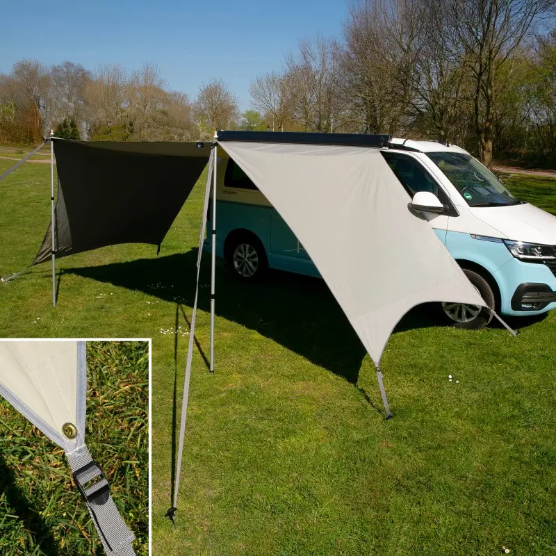 Tarp parasole your GEAR Tropea TC per camper e van, in tessuto misto cotone beige con due pareti laterali, pali telescopici in alluminio e protezione UV 50+, montato accanto a un van su prato verde.