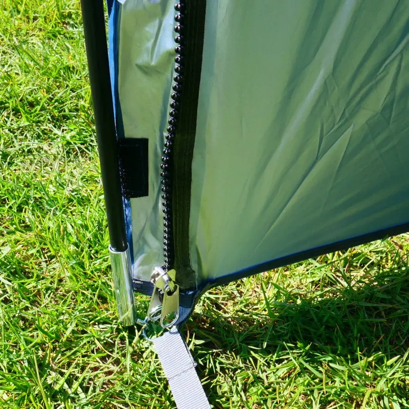 Detailaufnahme vom your GEAR Panarea 320 Busvorzelt: Reißverschluss, Zeltplane, stabile Zeltstange und Befestigungsband auf grünem Rasen, zeigt die hochwertige Verarbeitung und wetterfeste Materialien.