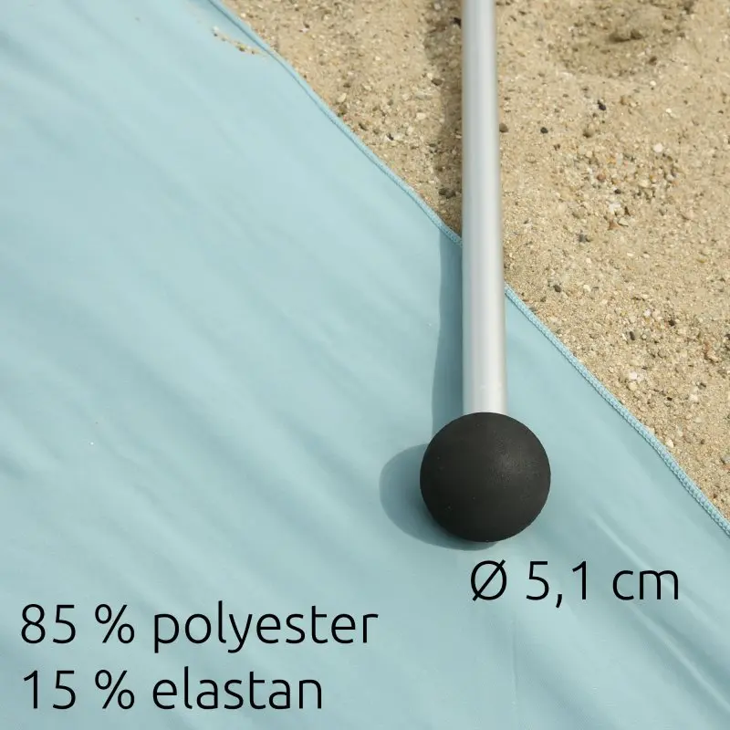 Abri de plage your GEAR Cameo 3x3 m en tissu bleu, composé de 85 % polyester et 15 % élasthanne, avec poteau métallique à embout noir de 5,1 cm de diamètre, posé sur du sable.