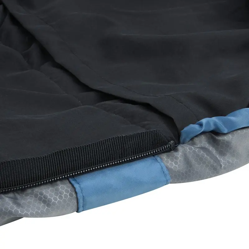 Gros plan sur le sac de couchage double yourGEAR Ostria Duo bleu et gris, avec fermeture éclair robuste, tissu extérieur gris à motif hexagonal et intérieur noir, conçu pour deux personnes jusqu’à -3°C.