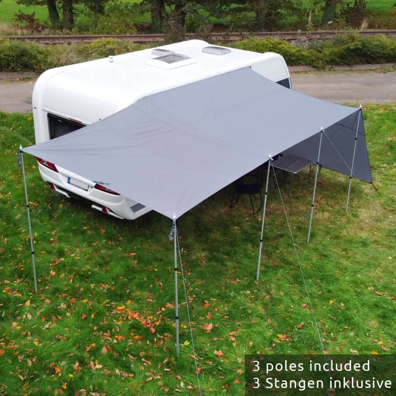 Grau-graues your GEAR Teramo 400 Sonnendach mit Seitenwänden, aufgebaut an einem weißen Wohnwagen auf Wiese, inklusive Aluminium-Teleskopstangen, idealer UV 50+ Sonnen- und Wetterschutz für Camping.
