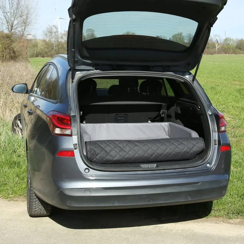 your GEAR Termoli Hundebett 100 x 70 cm im Kofferraum eines Autos, mit gepolsterten Seitenwänden und schwarzem Stoßstangenschutz, ideal für Hunde und zum Schutz des Fahrzeugs bei Ausflügen.