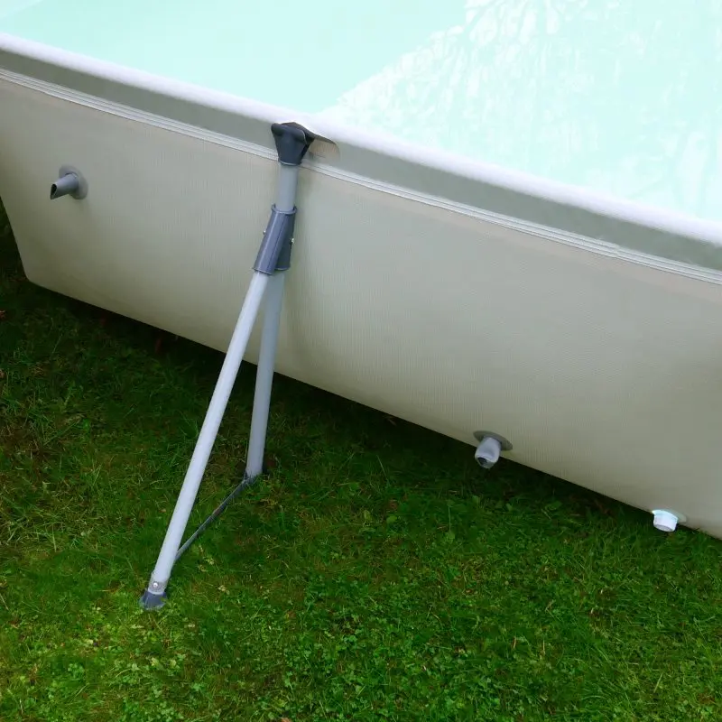 Rechteckiger yourGEAR Familien Pool mit stabilem Stahlrahmen, verstärktem Vinyl-Gewebe, Anschlüssen für Pumpe oder Filteranlage und Bodenablassventil, auf Rasen im Garten aufgestellt.