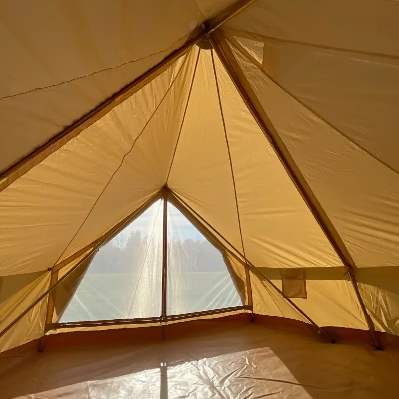 Interno del your GEAR Zelt Gobi 3, tenda piramidale senza palo centrale, struttura in cotone misto, pavimento integrato, ampia finestra in mesh e aperture di ventilazione sulla punta.
