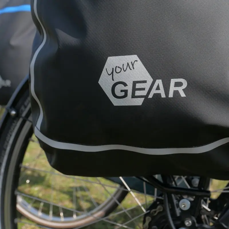 Sac de vélo yourGEAR Arco 19 L noir, fixé sur porte-bagages, matériau imperméable, logo yourGEAR visible, bandes réfléchissantes, conçu comme sacoche latérale, sac à dos et sac pour ordinateur portable.