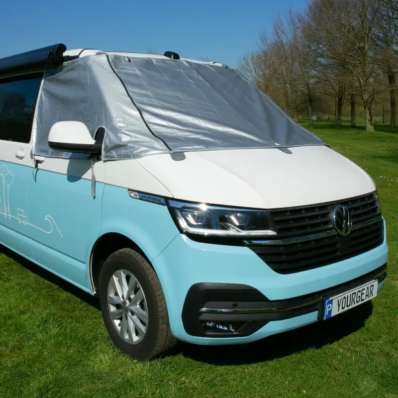 VW T6 California mit your GEAR Sanremo Plus Sonnenschutzmatte, silbernes Thermocover auf Frontscheibe und Seitenfenstern, bietet Sicht- und Hitzeschutz, speziell für VW Bulli Modelle.
