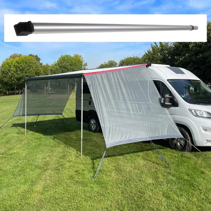 Barra de refuerzo your GEAR Rafter Pole FIA para toldos Fiamma, fabricada en aluminio, vista montada en una caravana con laterales tensados y toldo extendido en un entorno al aire libre.
