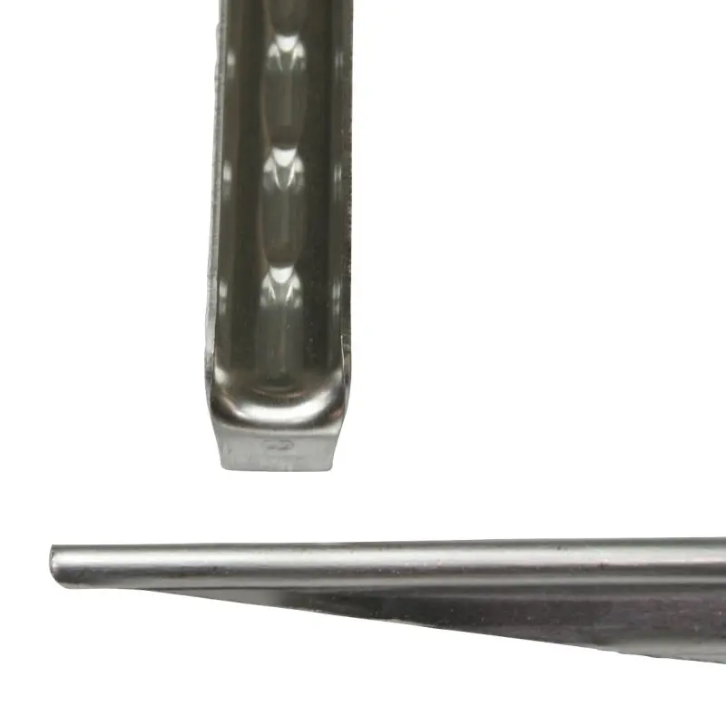 Gros plan sur un piquet de tente yourGEAR VP18 en aluminium, profilé en V, montrant la pointe effilée et la forme résistante, idéal pour fixer des tentes sur sol standard.