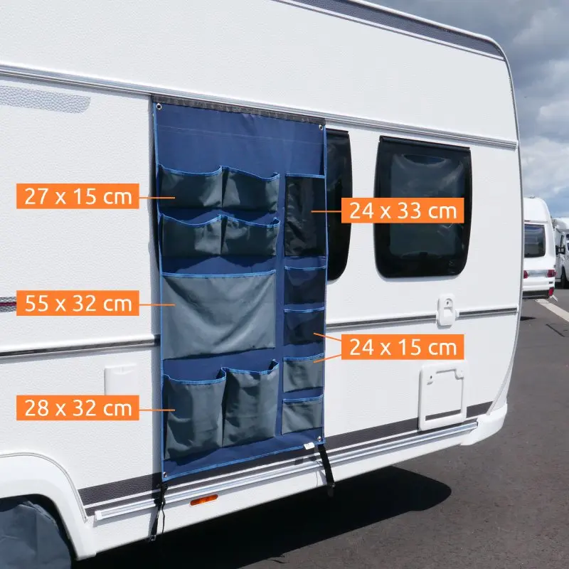 Organisateur suspendu your GEAR Caravan, 140 x 85 cm, 12 poches de tailles variées, fixé à un camping-car. Idéal pour tente, auvent ou caravane, en tissu bleu avec attaches visibles.